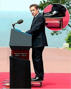 L’ancien président français Nicolas Sarkozy7, utilisant un tabouret lors d’un discours officiel